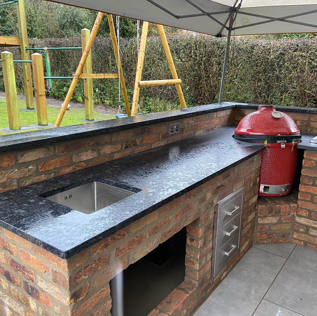 CJStonemasonry's tweet photo. A stunning outside kitchen finished with Steel Grey Granite in a leather finish. Shaped around the Kamado Joe smoker and barbecue.
https://t.co/sDQFR05pdf
#yorkshiregranite #kamadojoe #outsidekitchen #graniteworktops https://t.co/6vYx8snndw