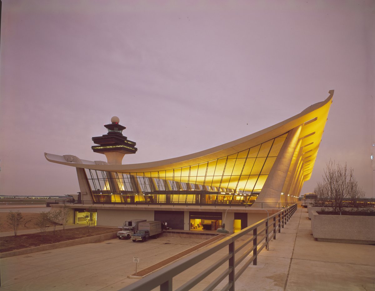 ArchiMaps's tweet photo. #FlyingRoof: Dulles International Airport. Eero Saarinen, 1958-63
📷 Balthazar  Korab - Library of Congress.
#dulles #saarinen #eerosaarinen #washingtondc #airportarchitecture #dullesairport #archimaps #saarinenArchimap #saarinenguide #architecturemaps #architectureguide https://t.co/QIqbyajkDO