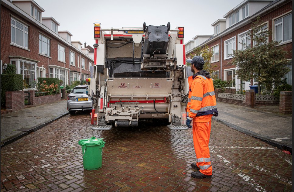 ℹ️❄️ Vanwege #gladheid haalt de Haagse Milieu Services (HMS) deze week minder afval op. Het is in veel straten niet veilig om met grote vuilniswagens te rijden. We doen er alles aan om de normale inzameling zo snel mogelijk weer op te starten. Lees meer op bit.ly/2N40O9t