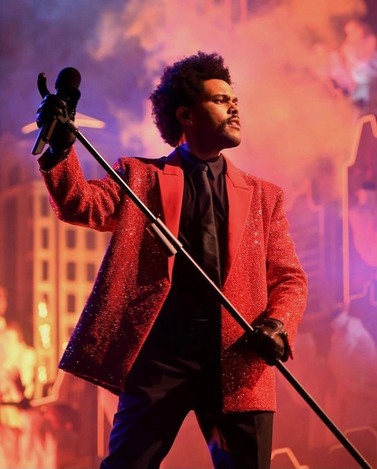 GQ_France's tweet photo. @theweeknd a livré une performance impressionnante lors de la mi-temps du #SuperBowl. Pas d’invité surprise pour ce show, c’est seul avec ses danseurs que le chanteur a tenu cette scène titanesque. 
#PepsiHalftime https://t.co/jAaqDpX7YO