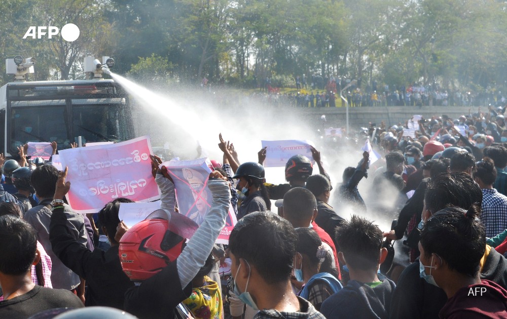 Photos from the water cannon in Naypyidaw earlier today. Looks like some police may have been sprayed.