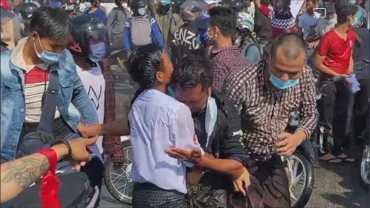 MiCat98337375's tweet photo. The military and police shot protesters, who are protesting peacefully in streets with fire hoses. 
A few of them  got injuries. 

Please, don’t turn a blind eye to Myanmar people who want Democracy and freedom like you, me, and all of us. 

#HearOurVoicesOfMyanmar https://t.co/O6NfuKpFC6