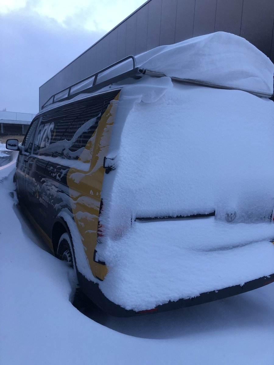 GYZSshop's tweet photo. Hoe is jullie maandagochtend? Wij gaan even scheppen! ⛄️ 🌨 ❄️
#sneeuw #maandag #gyzs #yzs https://t.co/BRmZcqs1jC
