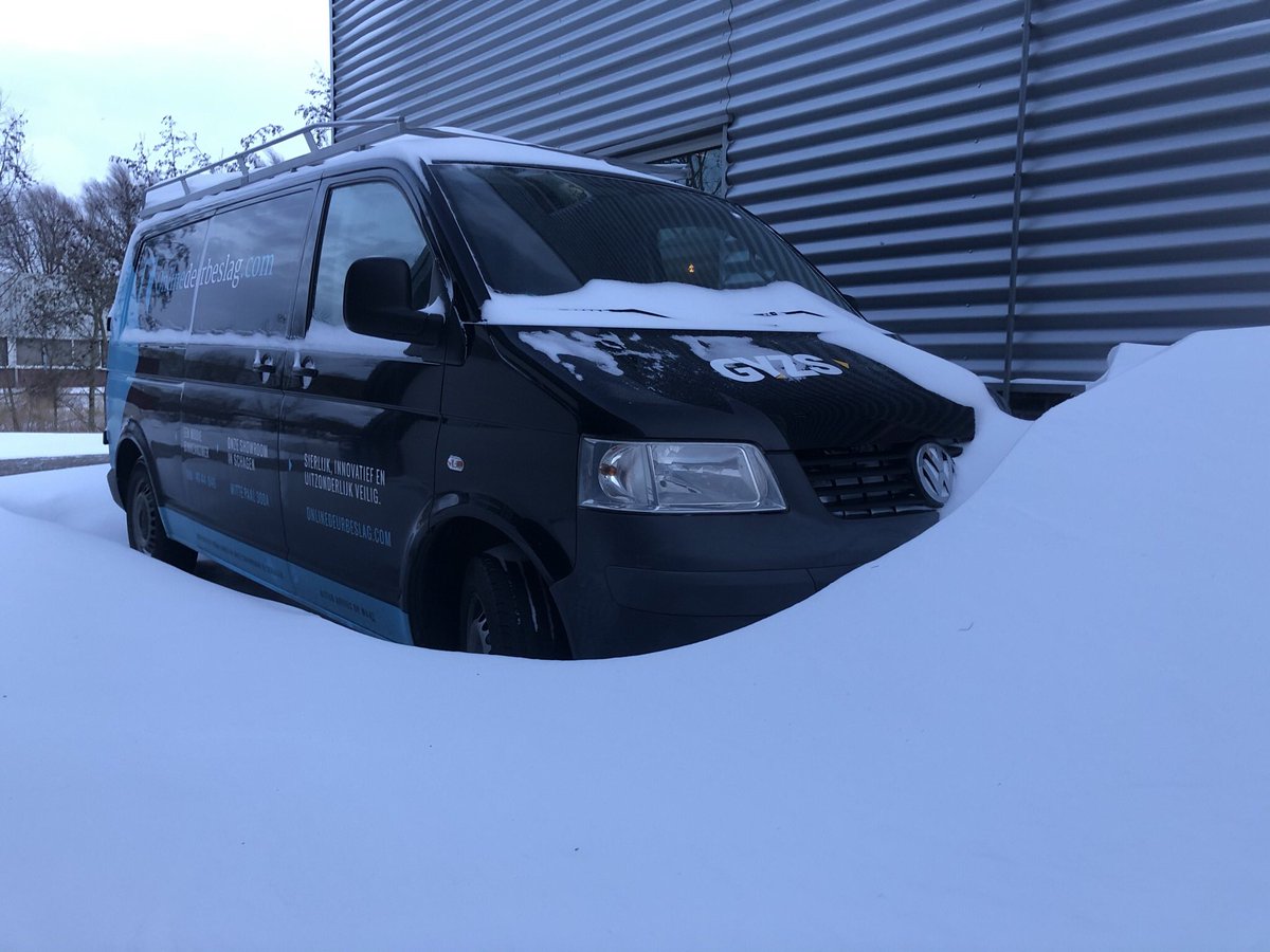 GYZSshop's tweet photo. Hoe is jullie maandagochtend? Wij gaan even scheppen! ⛄️ 🌨 ❄️
#sneeuw #maandag #gyzs #yzs https://t.co/BRmZcqs1jC