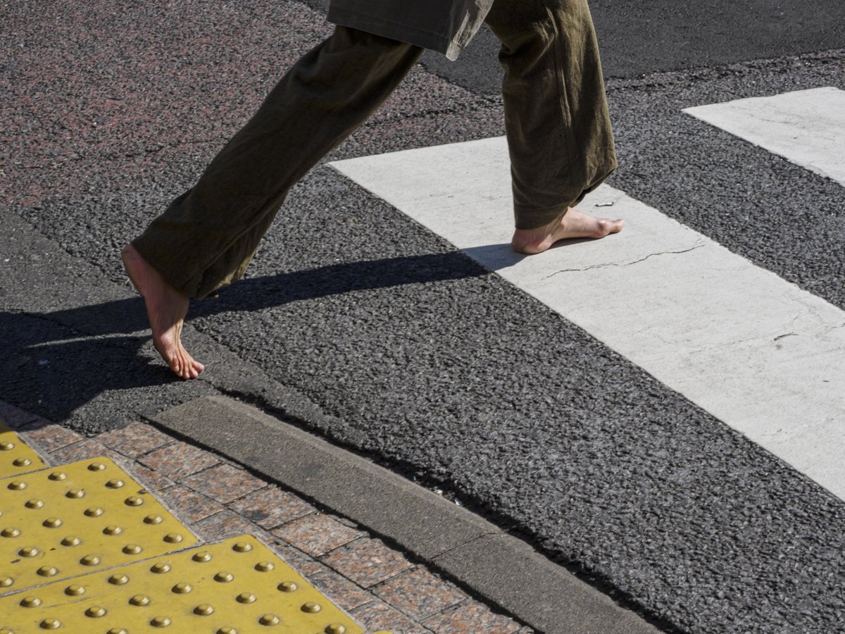 berubedere's tweet photo. barefoot 
#streetphotography #tokyo #shibuya #m43 https://t.co/uIuVhjmTon