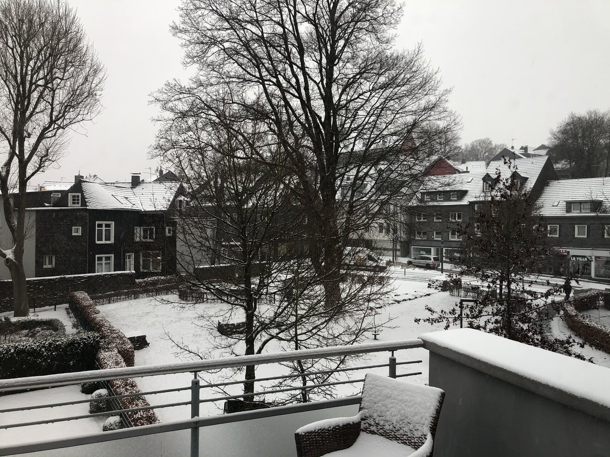 pv_loo's tweet image. Daar is de winter. Nog iemand die groene fietsers gezien die alle auto’s weg willen?