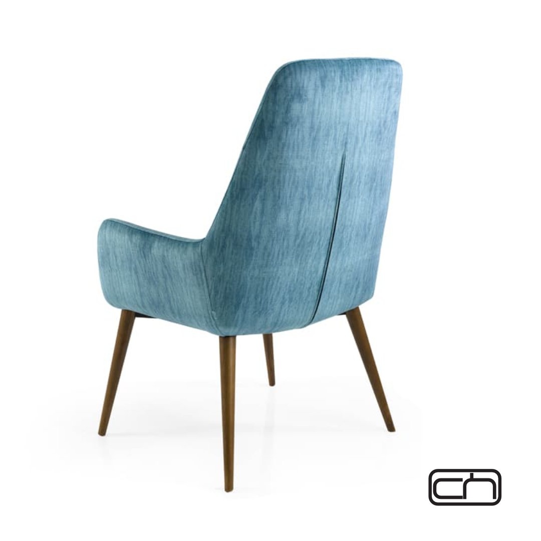 Si eres uno enamorado de lo vintage este ambiente te encantará ❤️.

Nuestra silla lounge Violet, tapizada en madera de fresno, es confort y elegancia en estado puro. 

Con una dimensión de 105x72 es el mueble perfecto para crear un rincón de lectura atractivo y funcional.