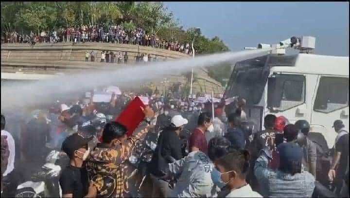 ChangThaw's tweet photo. Myanmar military is killing its citizens! Dear world save us!

#Feb8Coup
#WhatsHappeningInMyanmar

GIVE BACK DEMOCRACY https://t.co/tU0FMTNfbT