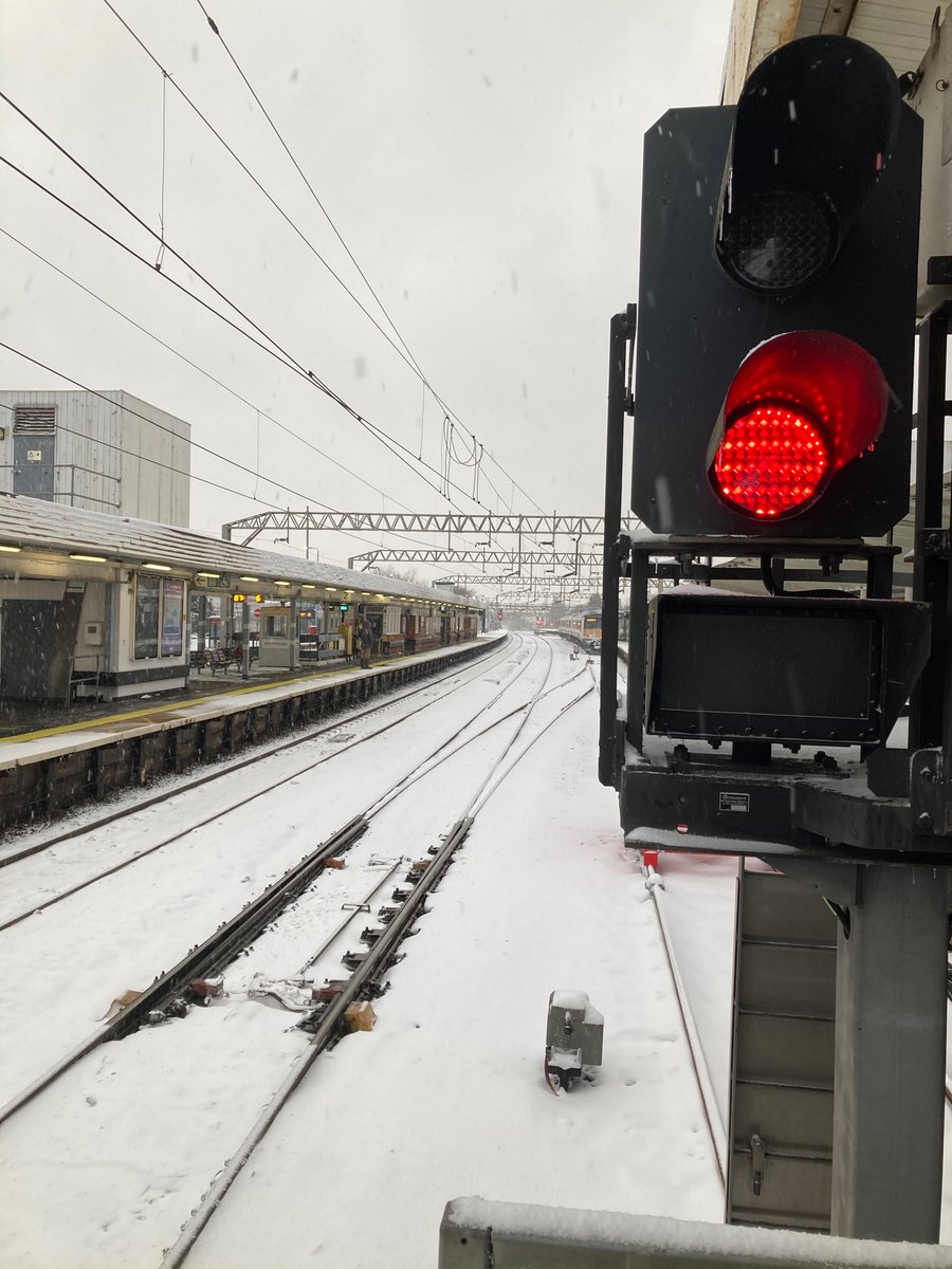 SteveOLast's tweet photo. No trains running into London! Good to see @greateranglia are still providing a great service! โ๏ธ๐จ ๐ #pointsfailure #snow https://t.co/vNj15Y0Uek