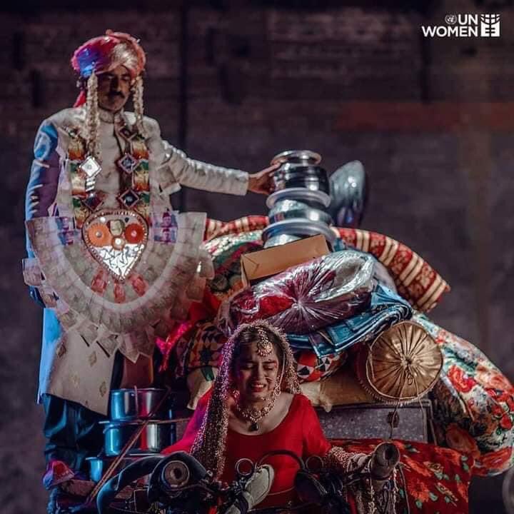 SaboohSyed's tweet image. اس کرہ ارض پرآج تک کوئی ماں اس سے بڑابے غیرت نہیں پیداکرسکی جوشادی کے لیےجہیز مانگےیاجہیز کی توقع رکھے۔شادی کےلیےصرف ایک شرط ہےوہ ہے محبت اور باہمی احترام،
اس کے بغیر شادی ریپ کی قانونی قسم ہے۔بچوں کوشادی کے لیے اچھا مشورہ دیں،اپنی خوشیاں،پسند اور رشتے ان پر مسلط نہ کریں۔