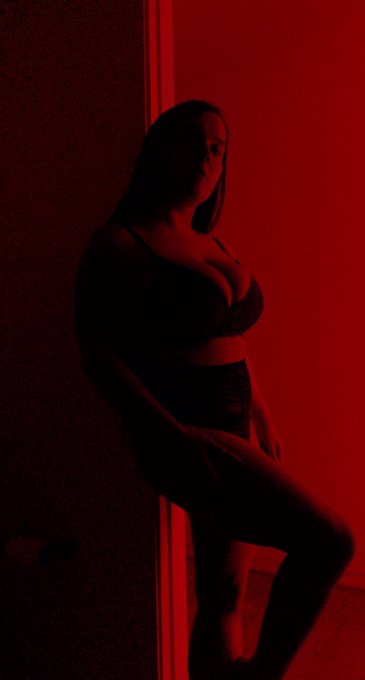 Making a TikTok video is hard 🥺🥵 enjoy this sexi outtake while I google how to TikTok ❤️ https://t.c