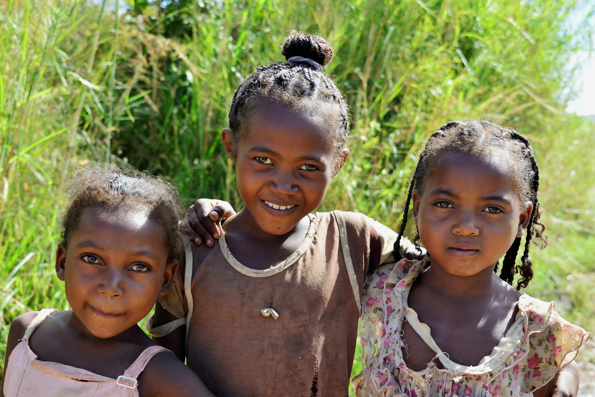 CycleMadagascar's tweet photo. Young #girls cheering on the #road to the #riders. #CycleMadagascar #MTB #mountainbike #massage #challenge #bisikileta #bike #rider #BikeHoliday #AfterCycling #ridersheaven #MobileLunchBuffet #BikeExperience #bikeride #bicyclelicious #MomotasFit #Madagascar #culinary https://t.co/DoL0ACMhXf