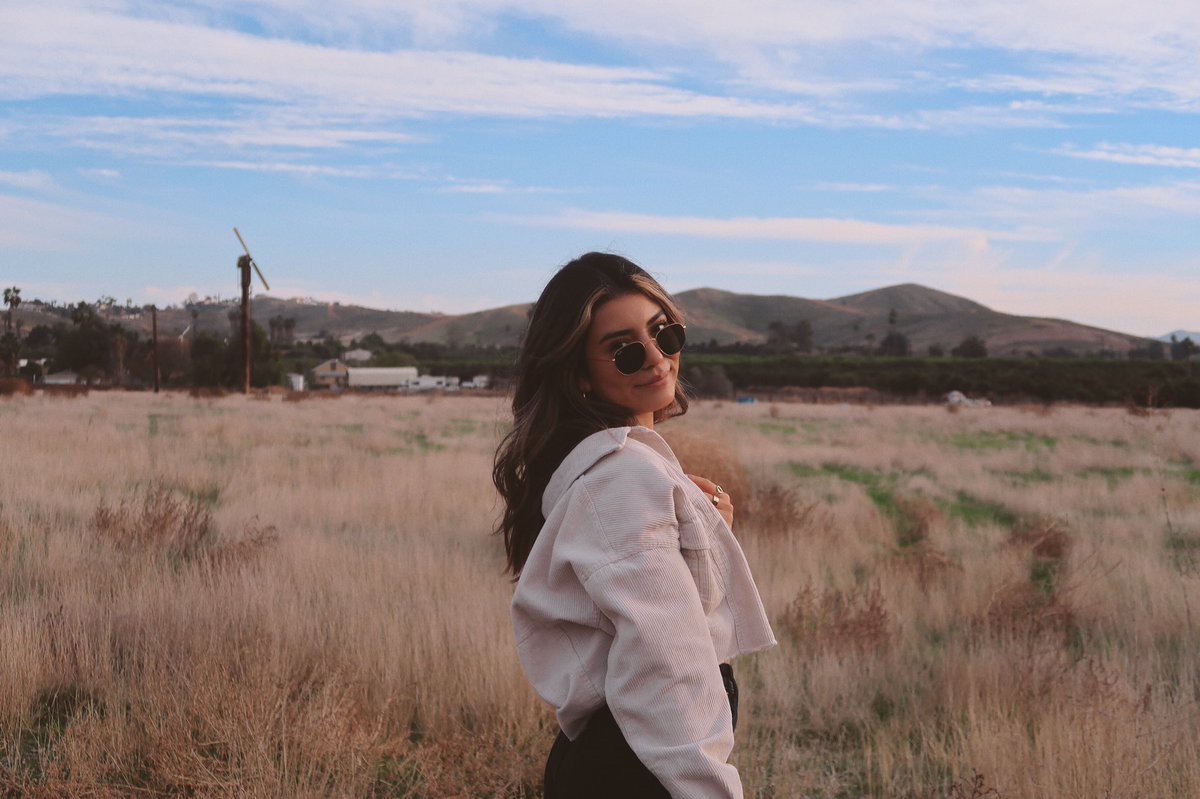 JaselleUribe's tweet photo. sunsets in a field https://t.co/JX26ZABoPS