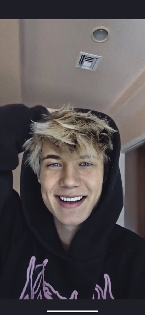 jbiscuu's tweet image. can’t believe his ugly ass is actually 20 @jadenhossler #happybirthdayjxdn