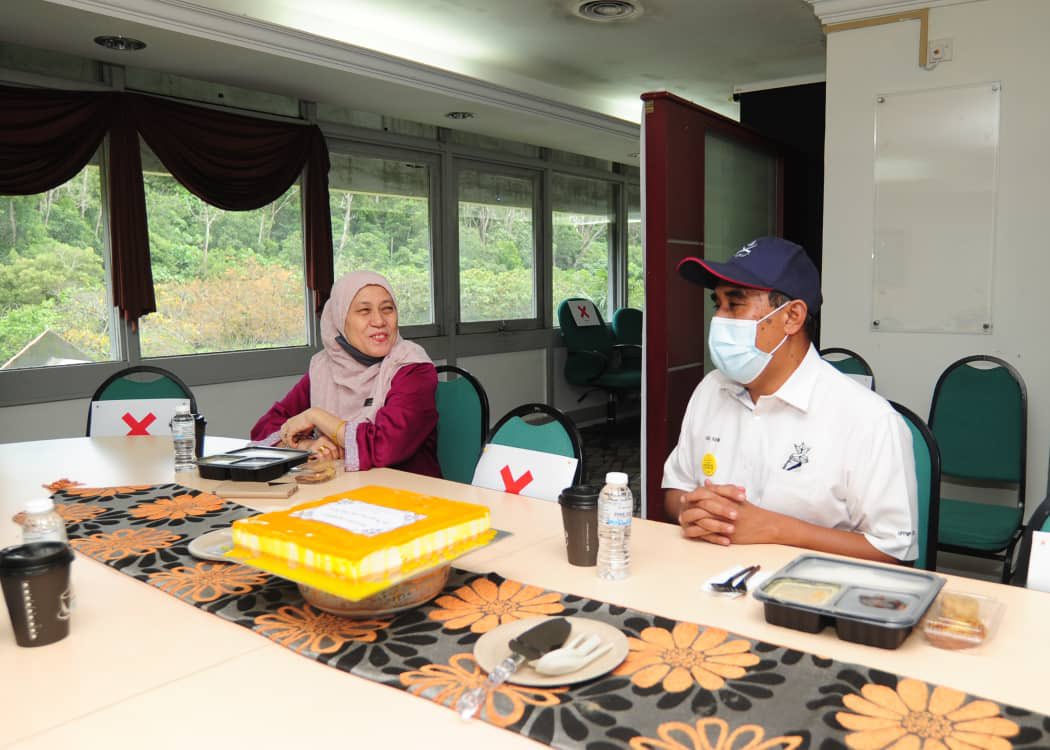 Majlis Meraikan Persaraan TPr Harizah Binti Dato’ Haji Hassan ( Pengarah Plan@Malaysia Negeri Pahang ) Dan Mesyuarat Jawatankuasa Teknikal Kepada Jawatankuasa Perancang Negeri (JPN) Bil.1/2021 Di Bilik Mesyuarat Pejabat Plan Malaysia, Kompleks Tun Razak, Bandar IM Kuantan