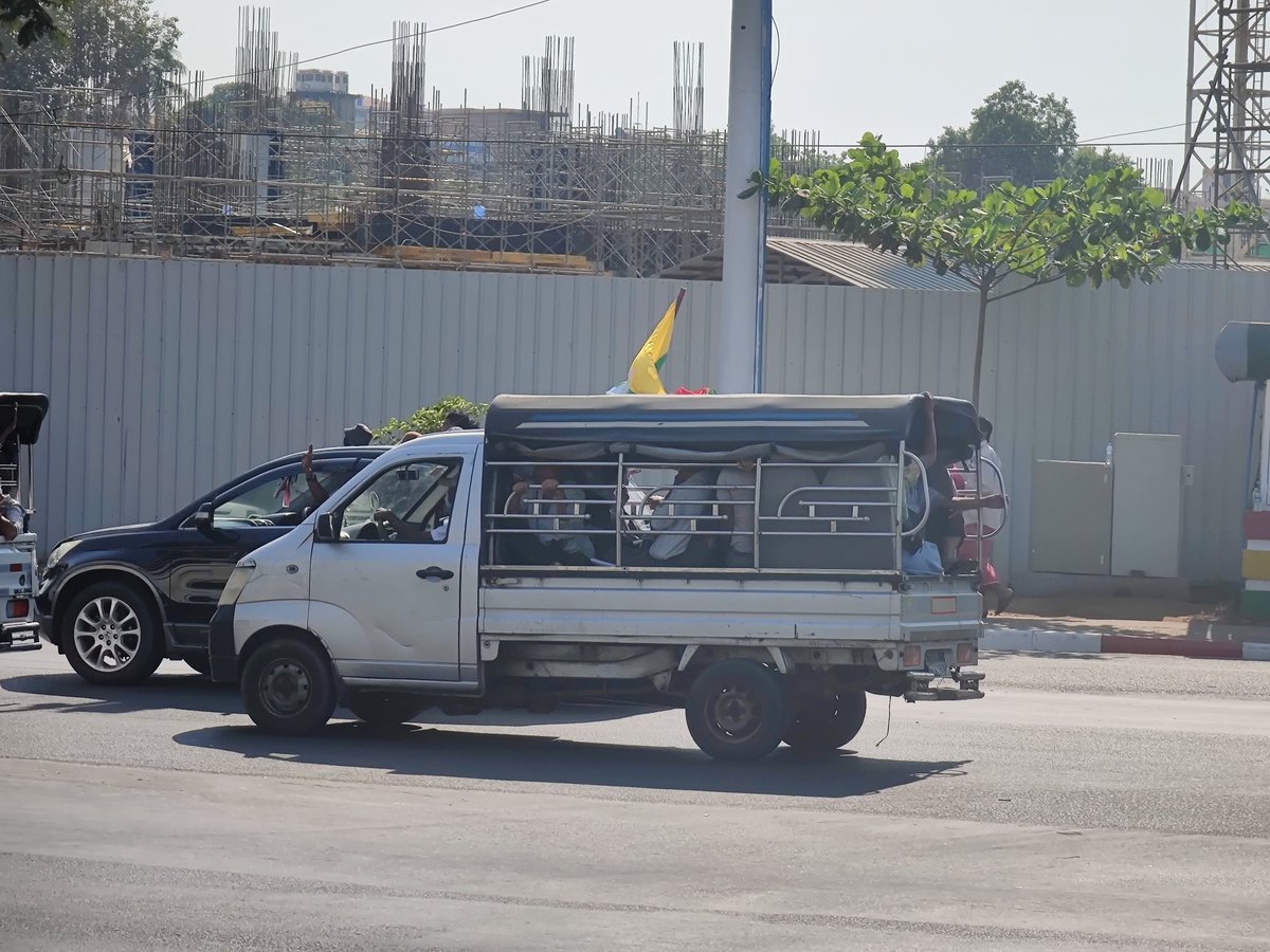 Myanmar_Now_Eng's tweet image. 100s of "pro-army" supporters are going around Yangon, some seen in army motorcars. During the 2007 Saffron Revolution, the military used plainclothes thugs to crackdown on anti-government protesters.
