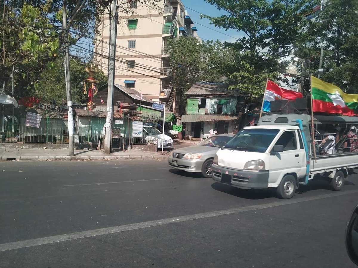 Myanmar_Now_Eng's tweet image. 100s of "pro-army" supporters are going around Yangon, some seen in army motorcars. During the 2007 Saffron Revolution, the military used plainclothes thugs to crackdown on anti-government protesters.