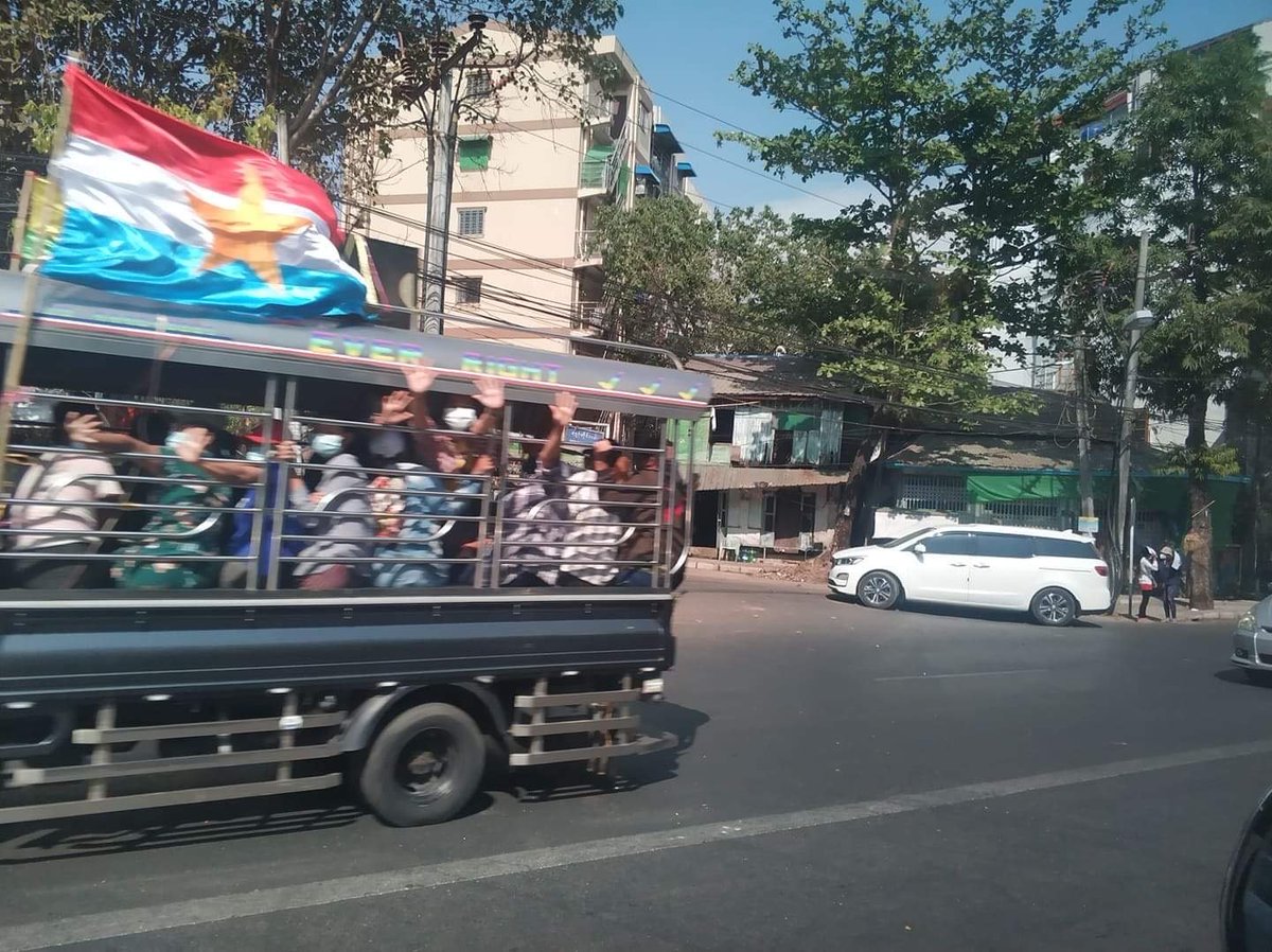 Myanmar_Now_Eng's tweet image. 100s of "pro-army" supporters are going around Yangon, some seen in army motorcars. During the 2007 Saffron Revolution, the military used plainclothes thugs to crackdown on anti-government protesters.