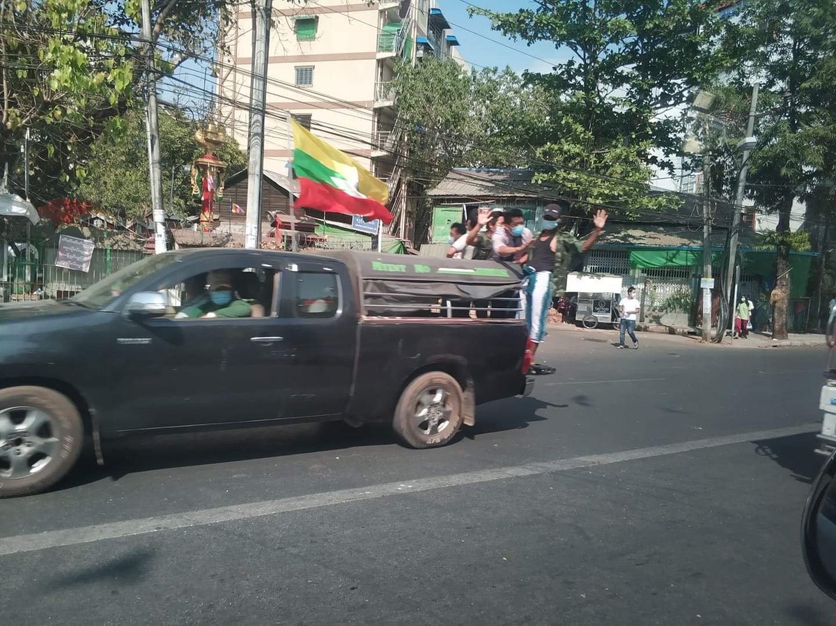 Myanmar_Now_Eng's tweet image. 100s of "pro-army" supporters are going around Yangon, some seen in army motorcars. During the 2007 Saffron Revolution, the military used plainclothes thugs to crackdown on anti-government protesters.