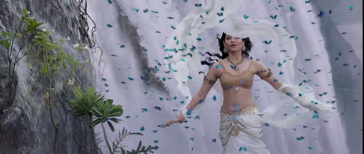 23. La superproduction 𝗕𝗮𝗵𝘂𝗯𝗮𝗹𝗶, réalisé et scénarisé par S.S.Rajamouli louche du côté d'Avatar pour certaines inspirations visuelles. Le réalisateur a la même ambition que Cameron : développer son univers dans plusieurs suites