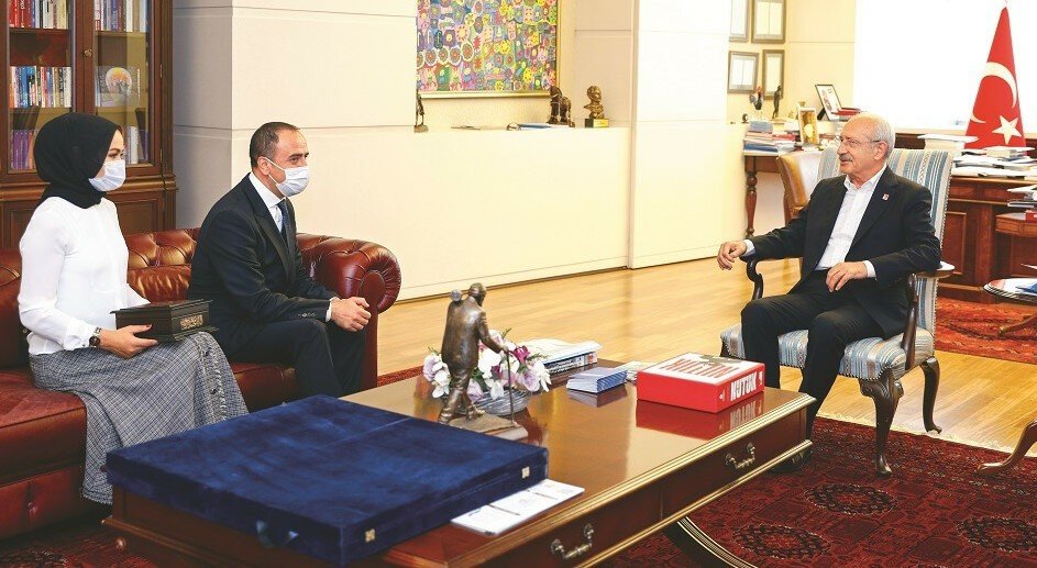 KE MAL'LİN FETÖY'LE OMUZ OMUZ'A...
Kılıçdaroğlu’na Türk bayrağı ve Kur’an-ı Kerim hediye eden ve birlikte poz veren İmam Hatipliler Derneği Ersin Şimşek’in (SAHTE), FETÖ elebaşı Fetullah Gülen’in Pensilvanya’da en güvendiği adamı Osman Şimşek’in kardeşi olduğu ortaya çıkmıştı.