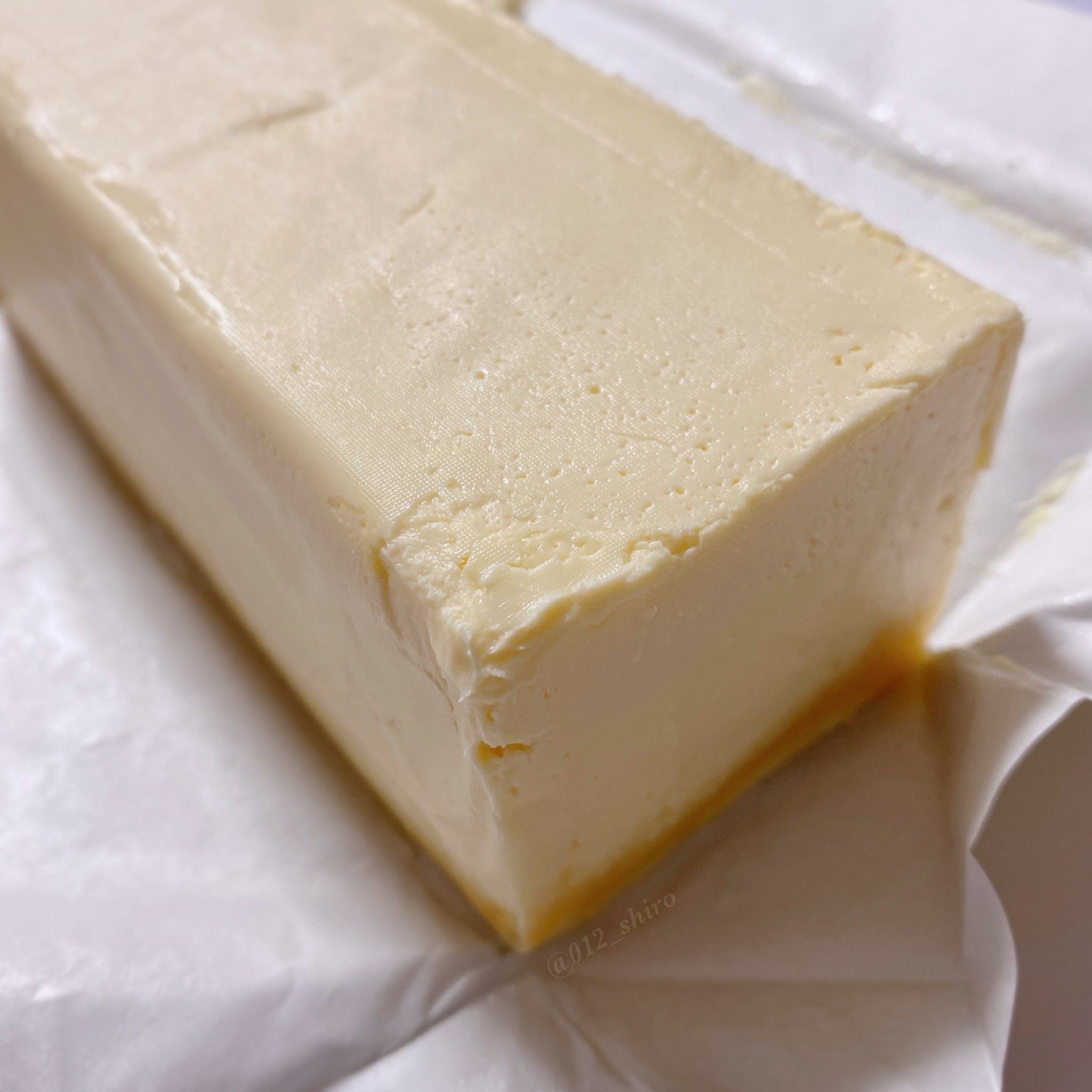 白 妹に貰った 北海道牛乳カステラの濃厚チーズケーキ めっっっちゃ美味しい かなり柔らかくて もはやクリームチーズ そのもの 酸味は少なめでとにかく濃厚 まろやか牛乳感 低温でじっくり3時間も焼き上げてるみたい 5時間くらい冷凍したらしゃきしゃき