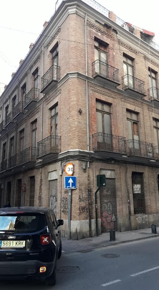 El antiguo tranvía de Murcia despareció antes de la Guerra Civil. Así que es difícil encontrar restos que nos hablen de su existencia.

Uno de ellos es este soporte de la catenaria, ubicado en la Calle Sagasta. Este tren conectaba Espinardo, El Palmar y Alcantarilla con Murcia.