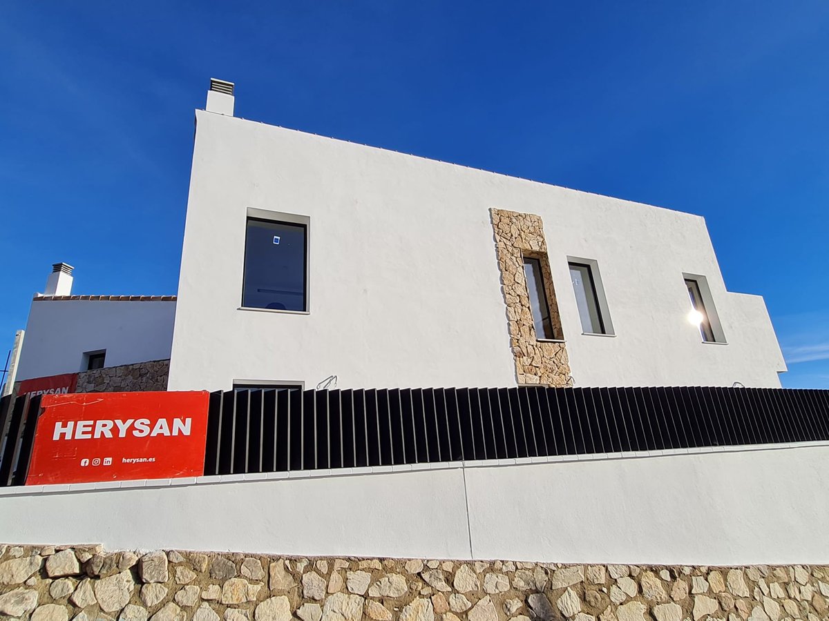 SismoSpain's tweet photo. Resultado final de un villa en Benalmádena, realizado en en 9 meses tan solo, utilizando la tecnología de construcción Sismo. Realizada por los arquitectos @Kubo_architecture y por la constructora @Herysan.es. https://t.co/phNAjlSVfz