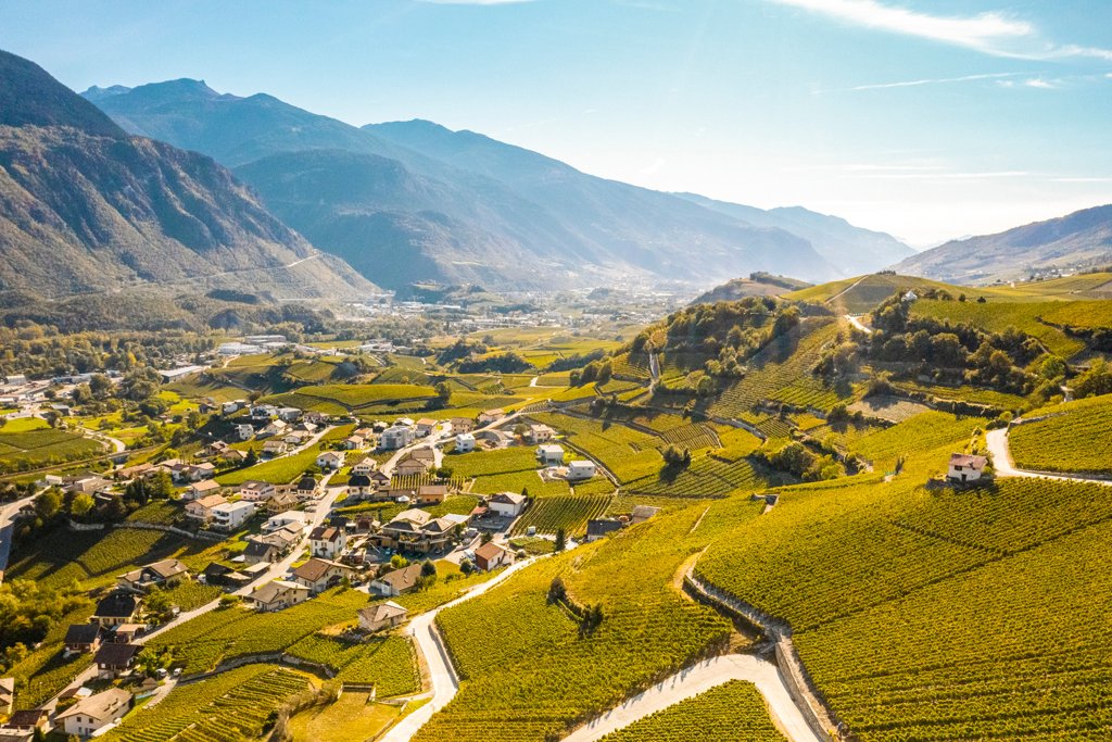 AbtSwitzerland's tweet photo. Discovering a Swiss canton! 🇨🇭 
 
This week we will make you discover the canton of Valais. It's the third biggest canton in Switzerland and counts 343’955 inhabitants in 2019.
Ever been there?

© Switzerland Tourism https://t.co/fo2BYQENw3
