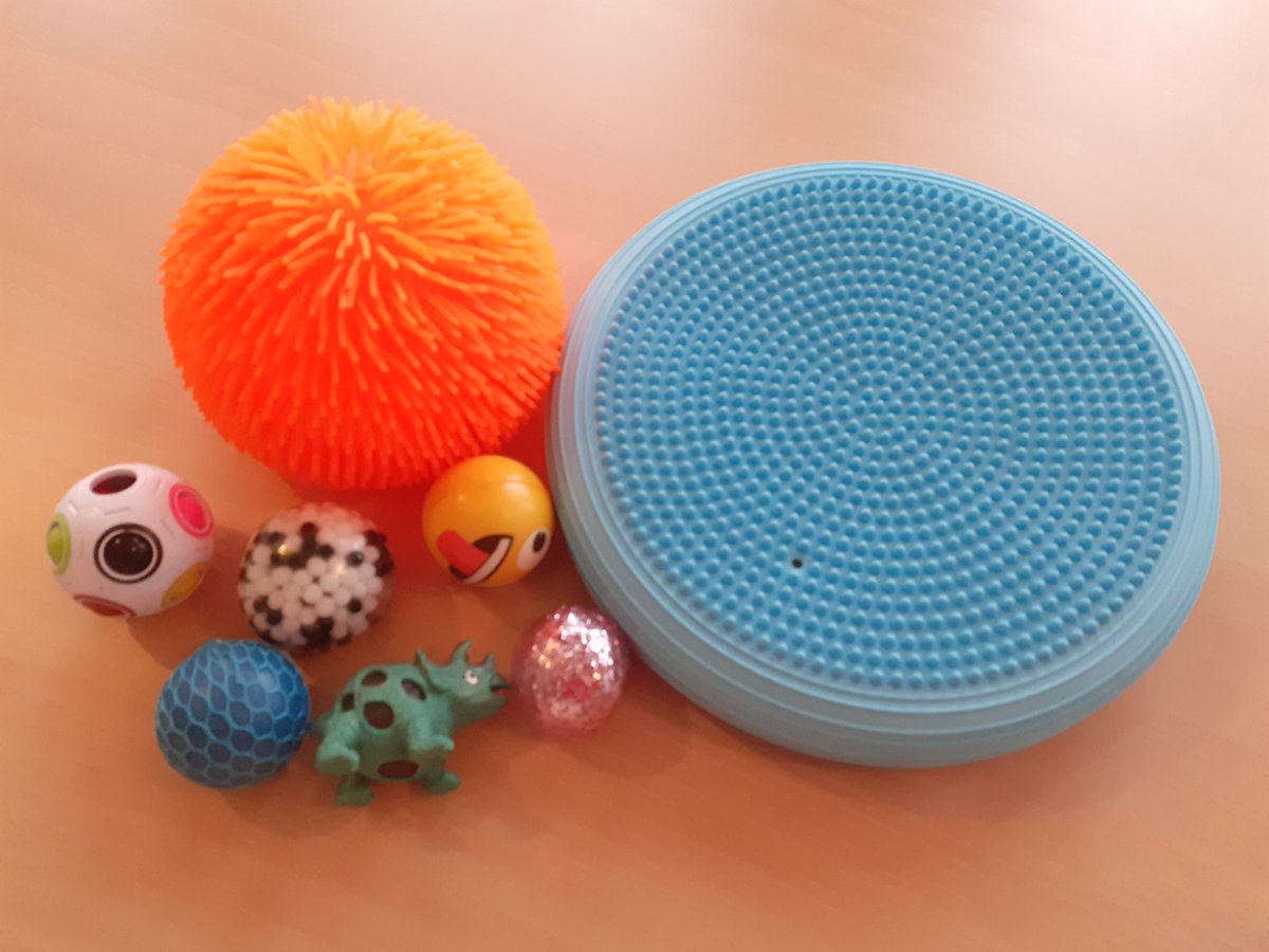 Mise en place de 4 malles #TDAH  pour nos élèves et de galettes de chaises. D'autres matériels sont à venir.