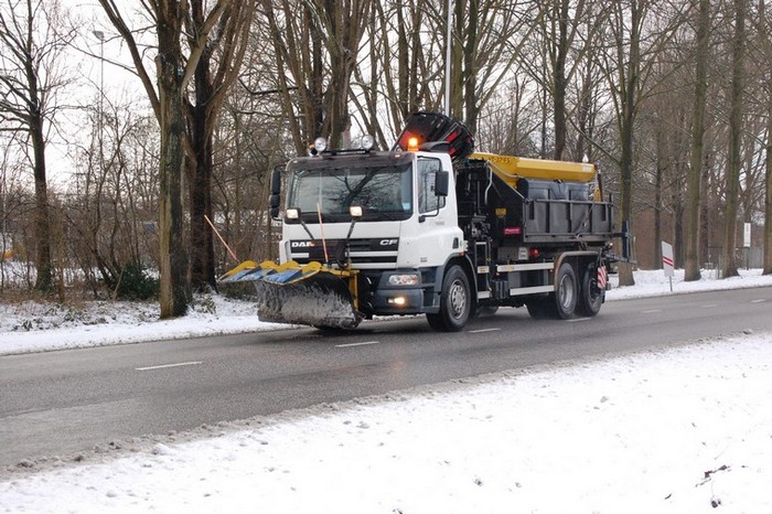 We werken hard om de hoofd- en ontsluitingswegen sneeuwvrij te maken. Dat is nu nog veel werk. Pas als dat gelukt is, kunnen we sneeuw schuiven op de binnenwegen. Als je toch naar buiten moet, let dan op gladheid! #sneeuwschuiven #hardwerken #samenzijnweoldenzaal