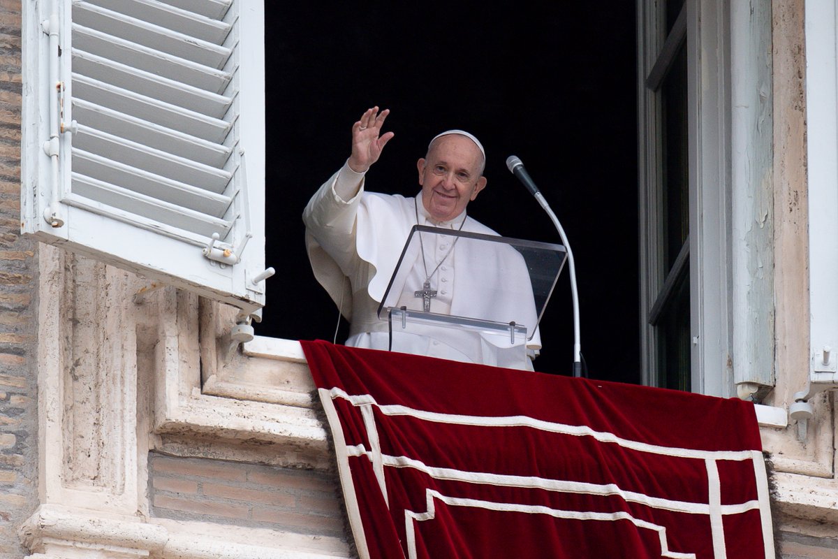 infoANS_PT's tweet photo. No #Ângelus de ontem (7) o #PapaFrancisco voltou a saudar os #Fiéis, na Praça de São Pedro, desde a janela do seu estúdio, depois de um mês de streaming ao vivo de dentro da Biblioteca do Palácio Apostólico. "Mais uma vez na Praça!" 

Foto © Vatican Media https://t.co/dorbikTwWw