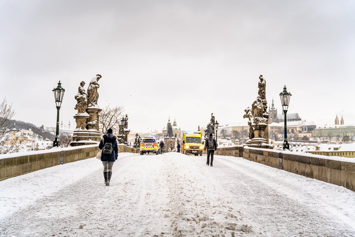 Praha dnes ráno ♥️ zatímco všichni ostatní teprve odhazovali sníh z auta.