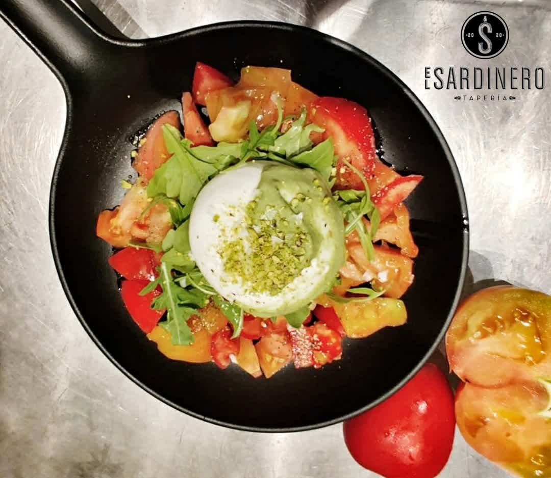 Burratina VS tomate rosa

Base de tomate rosa y rúcula, junto a burrata con pesto y toque de pistacho

<a href="/LaVidaEnTapas/">La Vida</a> #Sevillahoy #TDSGastro #TdsActualidad #GastronomiaSevilla #food #foodporn #Seville #tapas #slowfood #Gastro #ElSardineroTapas #SameSameButDifferent