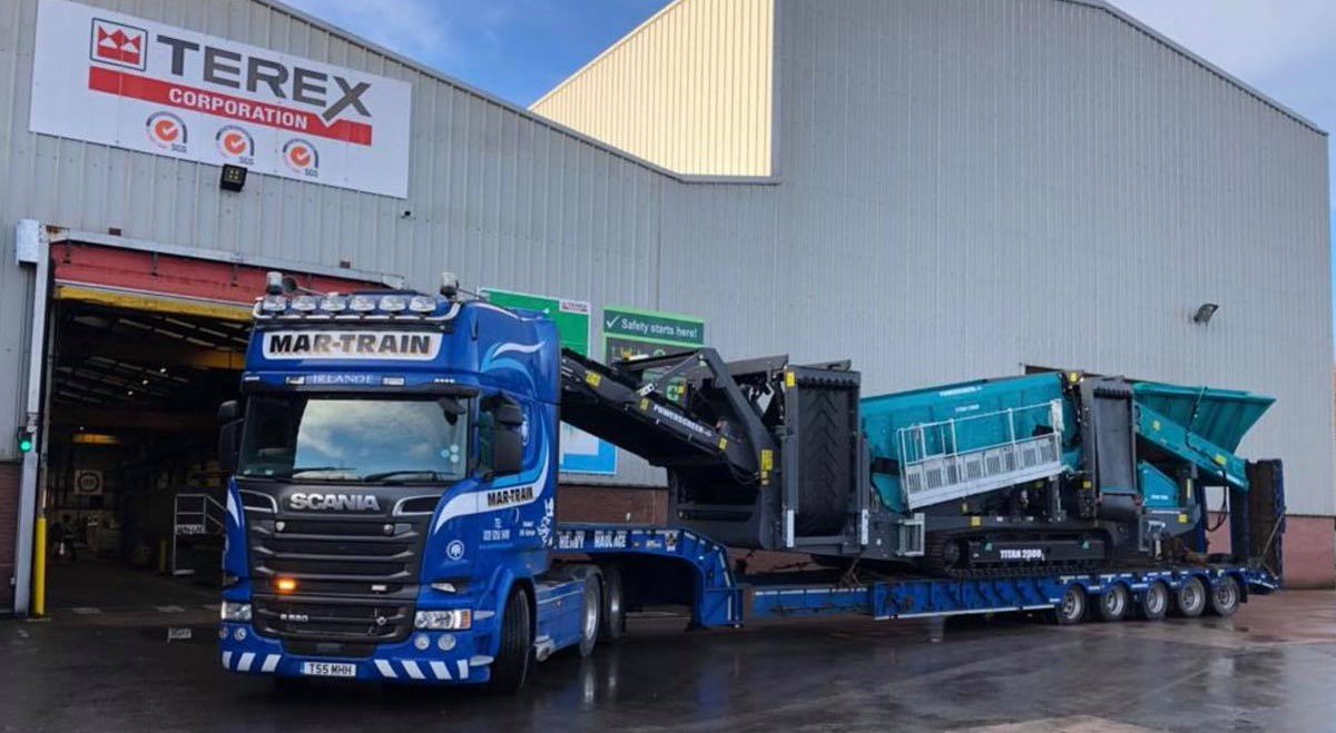 AT_Limited's tweet photo. One of Mar-Train's Andover SFCLEX85 extending stepframe lowloaders, doing what it does best. #HeavyHaulage #LowLoaders #StepframeTrailers #Andover #AT #TrucksandTrailers https://t.co/zKSEdHopkm