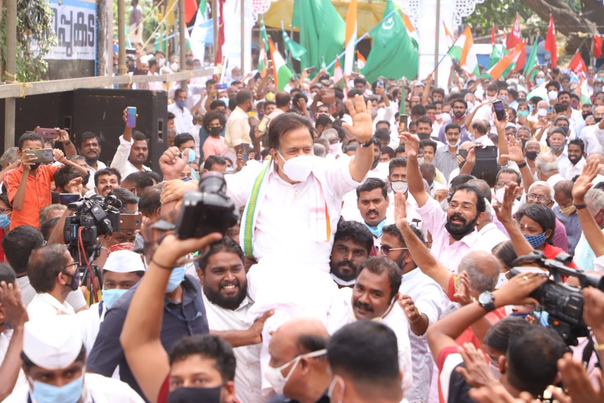 chennithala's tweet photo. The rousing reception #AishwaryaKeralaYatra received at #Tarur proves that people are waiting for liberation from LDF rule. With 9 ruling party MLAs in #Palakkad dist nothing has been done for the betterment of paddy farmers. https://t.co/8d9VY274T6