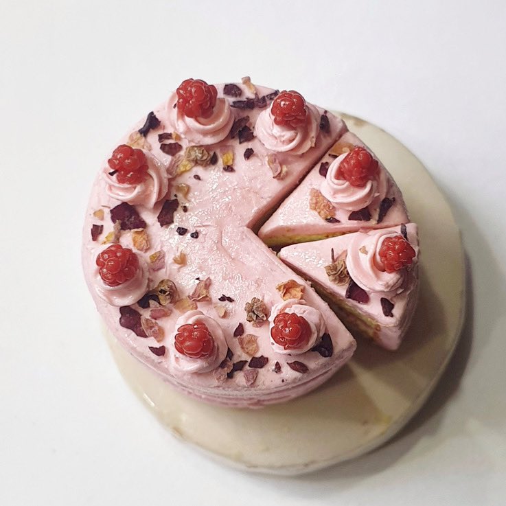 ShrunkMagazine's tweet photo. Let’s start the day with cake. Just a small one. This delicious little morsel is made from polymer clay, topped with tiny handmade raspberries and real rose petals. Full instructions inside issue 2
#dollshouse #tinyfood #shrunkmagazine https://t.co/wdNBcYHgPY