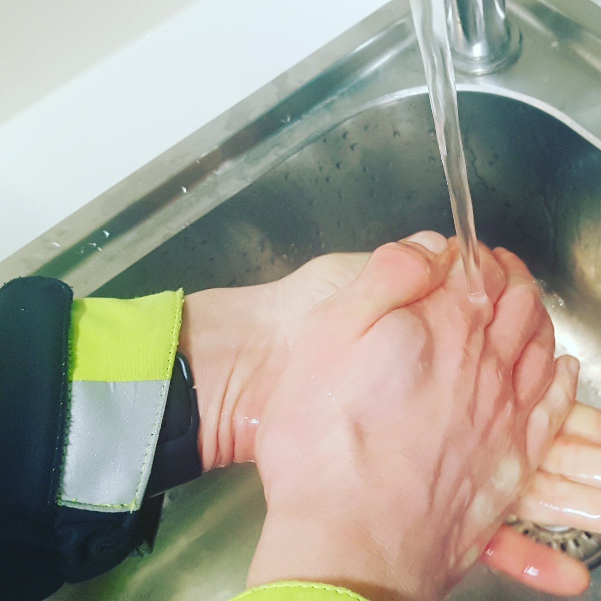 bikepatrolbe's tweet photo. Tips tegen koude handen op de fiets ... die zijn er niet echt ... eens de koude in je handschoenen zit heb je prijs. Met wat lauw water komt het gevoel uiteindelijk wel weer terug ☺. In beweging blijven, goede handschoenen en eventueel handwarmers werken tijdelijk ook. #Orida https://t.co/3vFv2AY8Vh