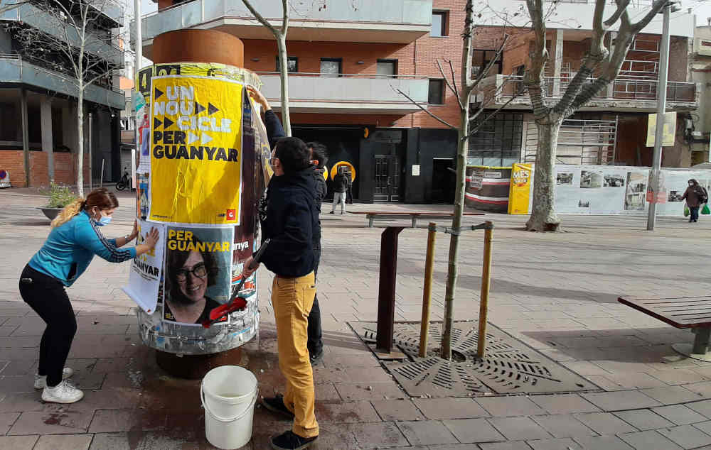 elbruguers's tweet photo. La @CUP_Gava demana el vot el #14F “per derrotar el feixisme i construir la república”. Integrants del partit a #Gavà van encartellar diferents punts de la ciutat durant el cap de setmana https://t.co/QjWeRoQNVF https://t.co/FkfRwrCKbd