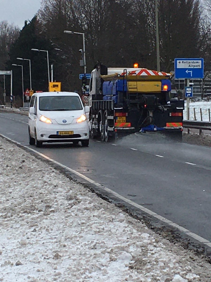 Collega's assisteren bij weafzetting Doenkade