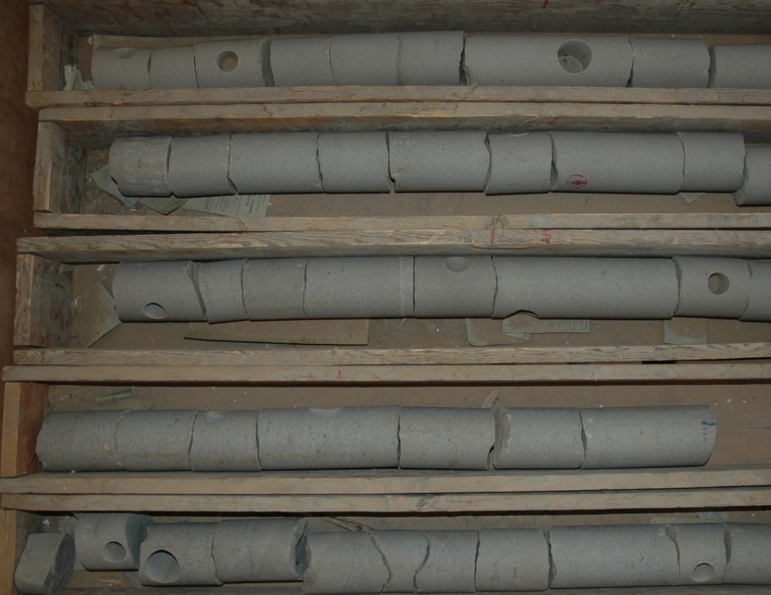 Dans les 80’s, les algériens tiraient des lignes sismiques dans le désert et sont tombés sur un beau spot. Après avoir foré 3 puits d’explo, ils découvrent à 2,5 km sous leurs pieds un joli réservoir gréseux (300m de sable, jusqu’à 20% de porosité)… 11/15