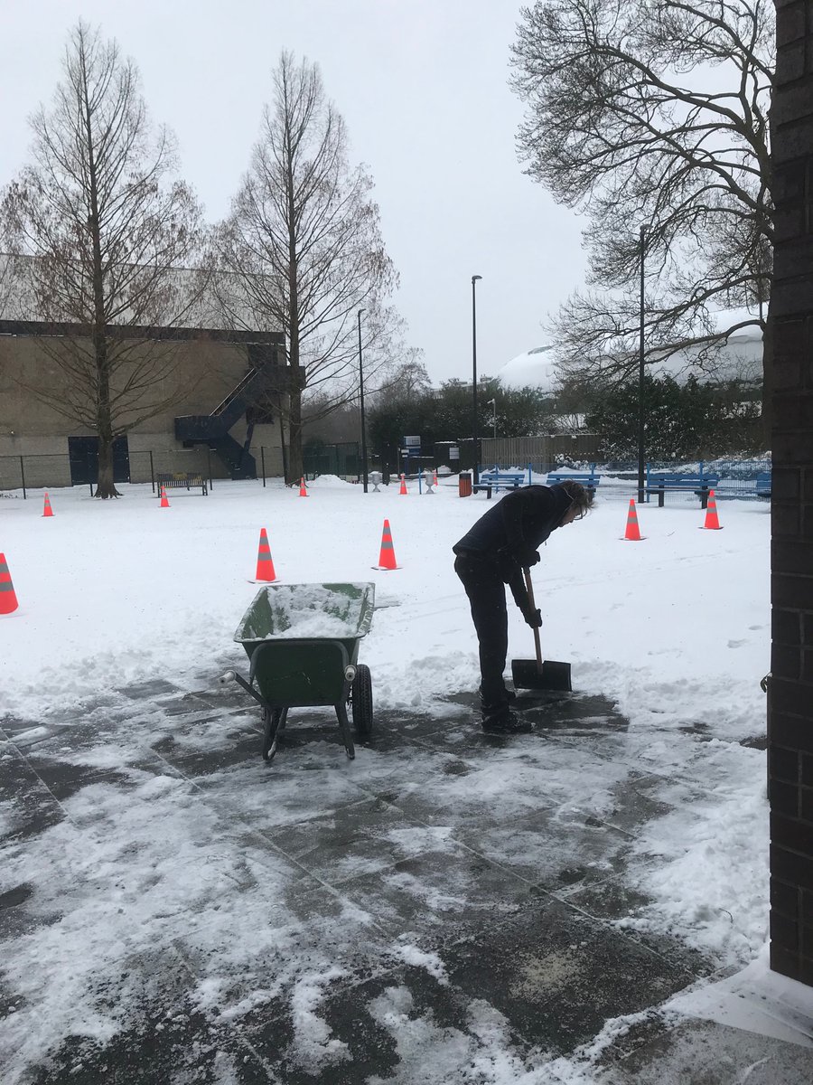 LucyHWood's tweet image. Our *super* concierge team preparing our #BSNJSV campus 🤩❄️@BSNJSV