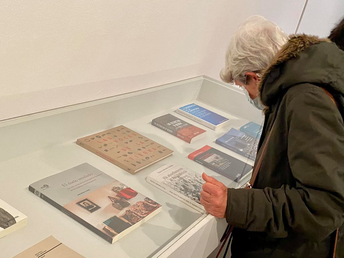 ConsorcioMuseos's tweet photo. 👁 Divendres donarem la benvinguda a 'Objectes (des) apareguts' al @centredelcarme 

🗯 La mostra indaga sobre el valor dels objectes personals de víctimes del Franquisme en el context de les fosses comuns de Paterna.

➡️ Més info: ⁣⁣⁣⁣https://t.co/46Q8ajv9Po  https://t.co/Md6b0zNHZZ