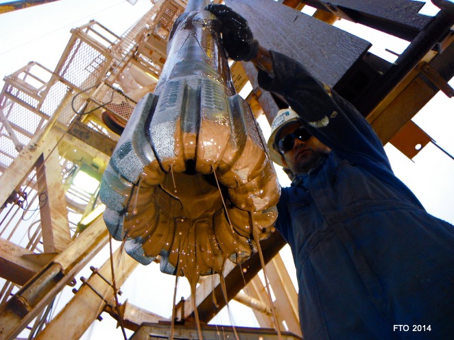 Manque de bol le pétrole a fuité du réservoir vers -300 Ma. Mais le gaz est arrivé après et s’est retrouvé dans la bonne config pour rester coincé et ne pas nous échapper.Environ 80 milliards de m3 de gaz, pas mal... (= 2 x la conso annuelle de la France). 14/15