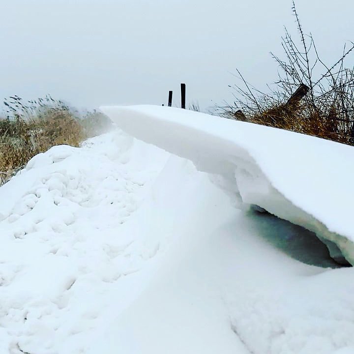 BySpanjer's tweet photo. Tot gistermiddag was het hier in het Noorden nauwelijks wit. Maar einde dag toch een sneeuwduin kunnen vastleggen...👏🏼❄️ #sneeuwpret #sneeuwstorm #sneeuwjacht https://t.co/5vKX3uot1V