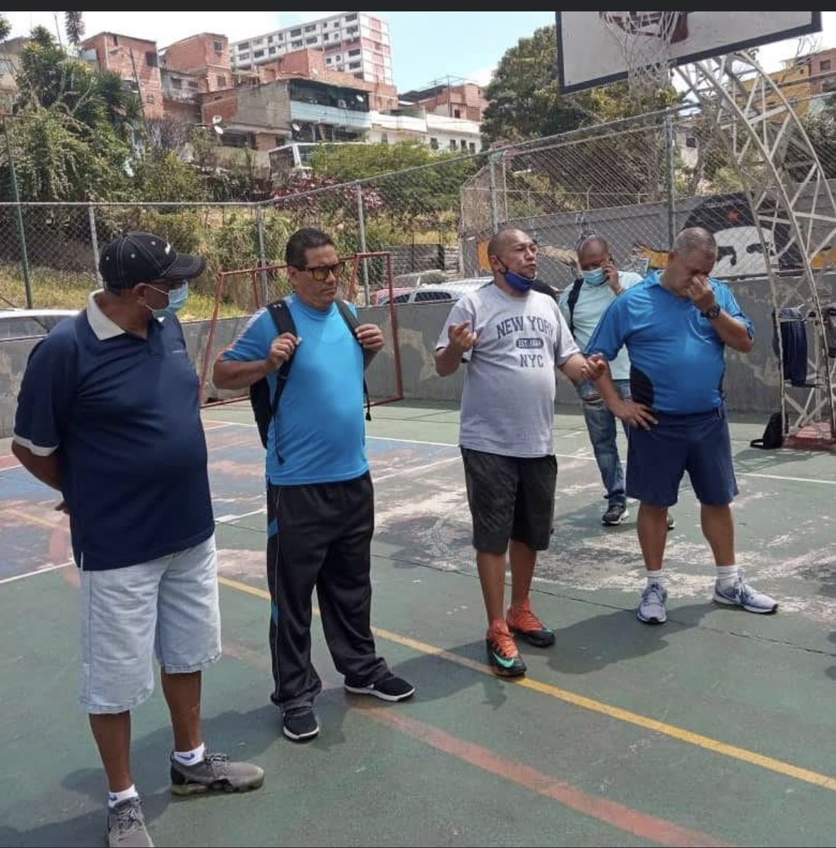 eliudf79's tweet photo. Apoyo total en el taller de iniciación para entrenadores de baloncesto 🏀 y totalmente gratis en tiempos de pandemia, @sioux_fernandez  @guillearcay  @Alinsonch  @FreddyChavier  @FDVENE https://t.co/mN9eTQboxm