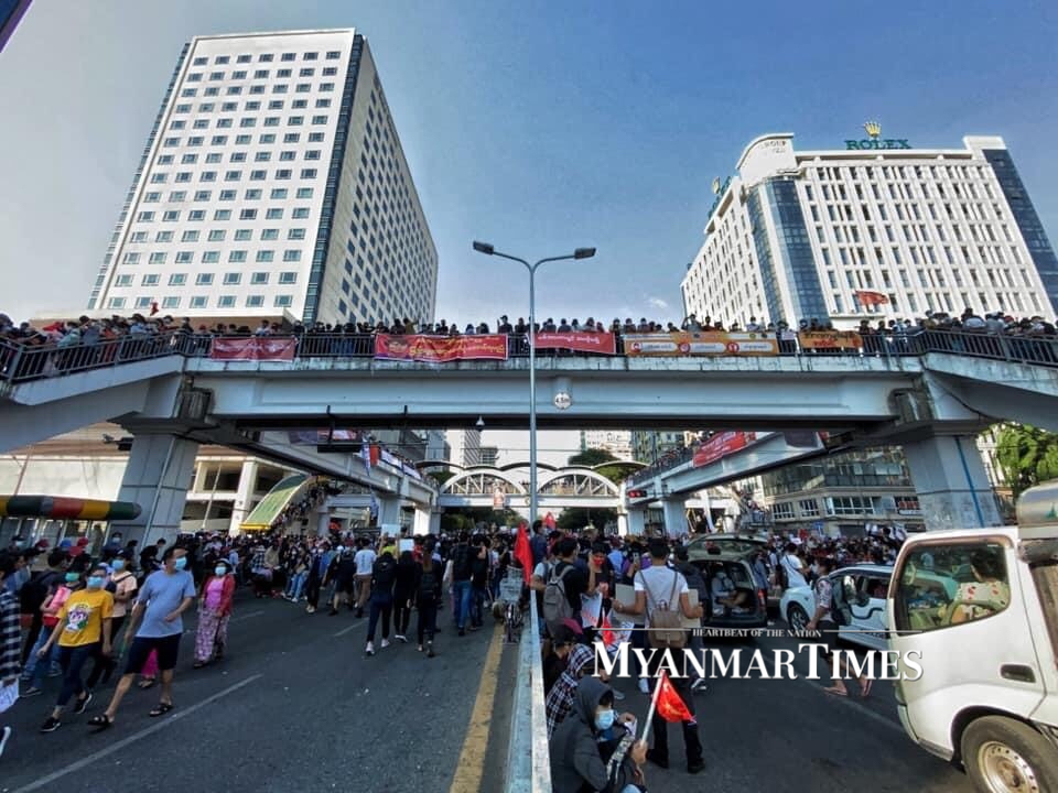 TheMyanmarTimes's tweet photo. ဆန္ဒထုတ်ဖော်မှုများ ဖေဖော်ဝါရီ ၈ ရက်တွင် ပိုမိုအရှိန်ရလာပြီးနောက် ရန်ကုန်မြို့လယ်ကောင်ဆူးလေ အနီးတဝိုက် မြင်ကွင်းအချို့အား ဖေဖော်ဝါရီ ၈ ရက် ညနေ ၄ နာရီခန့်က တွေ့ရစဉ်။
အောင်ဌေးလှိုင်မြ/ န်မာတိုင်းမ် https://t.co/4FjFN03iyG