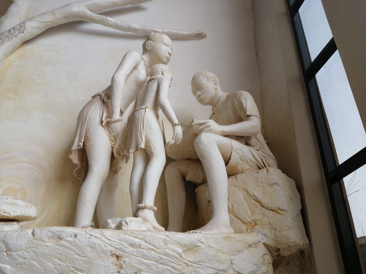 It would have been great to see artwork that celebrates heroes along the lines of reading/learning etc but oh well, the two additional sculptures do celebrate learning with one being more modern & the one depicting the art of story reading by parents to their children  #KNLS