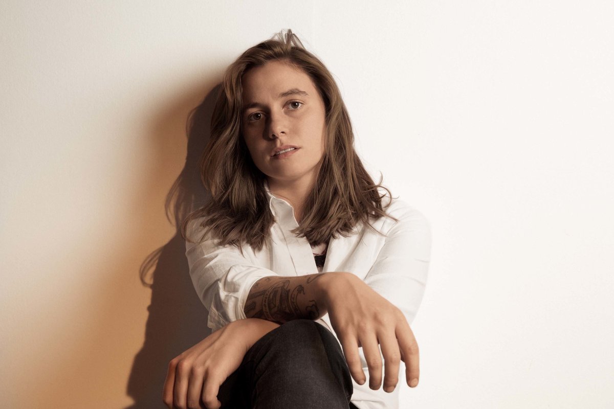 First one up is my fave <a href="/julienrbaker/">Julien Baker</a>. She has a new record coming up, 'Little Oblivions', and the latest single 'Favors' is another absolute gem. Oh, and it also it features <a href="/phoebe_bridgers/">traitor joe</a> and <a href="/lucydacus/">Lucy Dacus</a>. 💎

▶️ open.spotify.com/episode/3TvXAN…