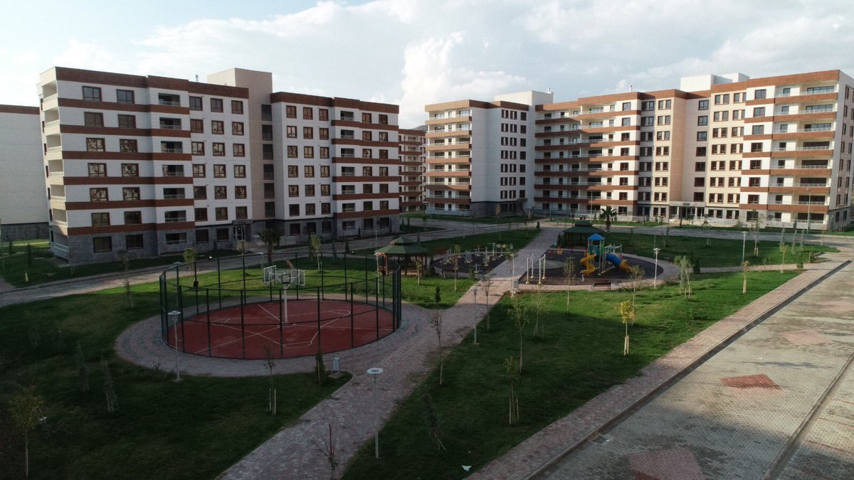 ismailcatakli's tweet photo. Biraz utanmanız olsa, bu Ülkeye ve Kürt kardeşlerimize saygınız olsa böyle bir paylaşımınız olmazdı..
Siz yaktınız, yıktınız,
Sn Cumhurbaşkanımız yaptı...
Bir not daha:
Bu yeni kampanya talimatını  nereden aldığınızı yakında açıklayacağız! https://t.co/3Be4MF71d1